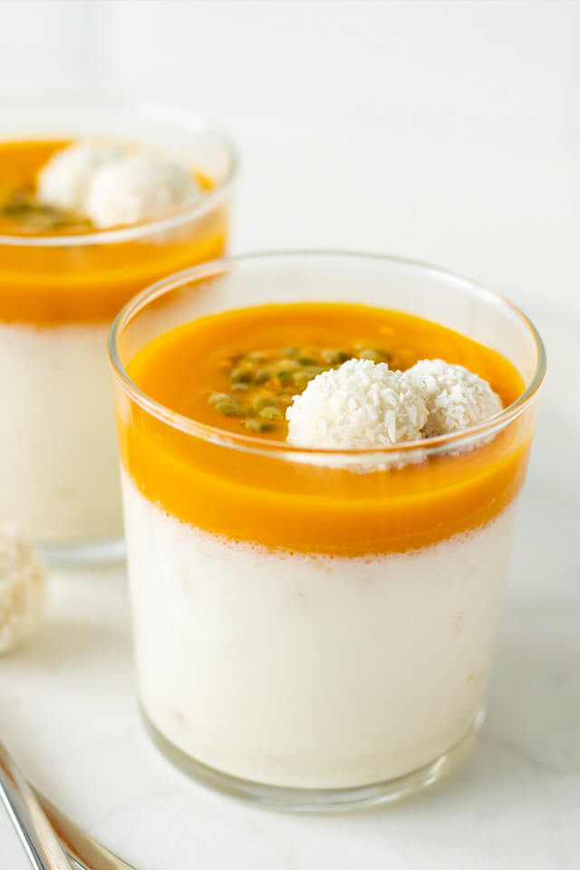 Kokos Panna Cotta mit Fruchtspiegel