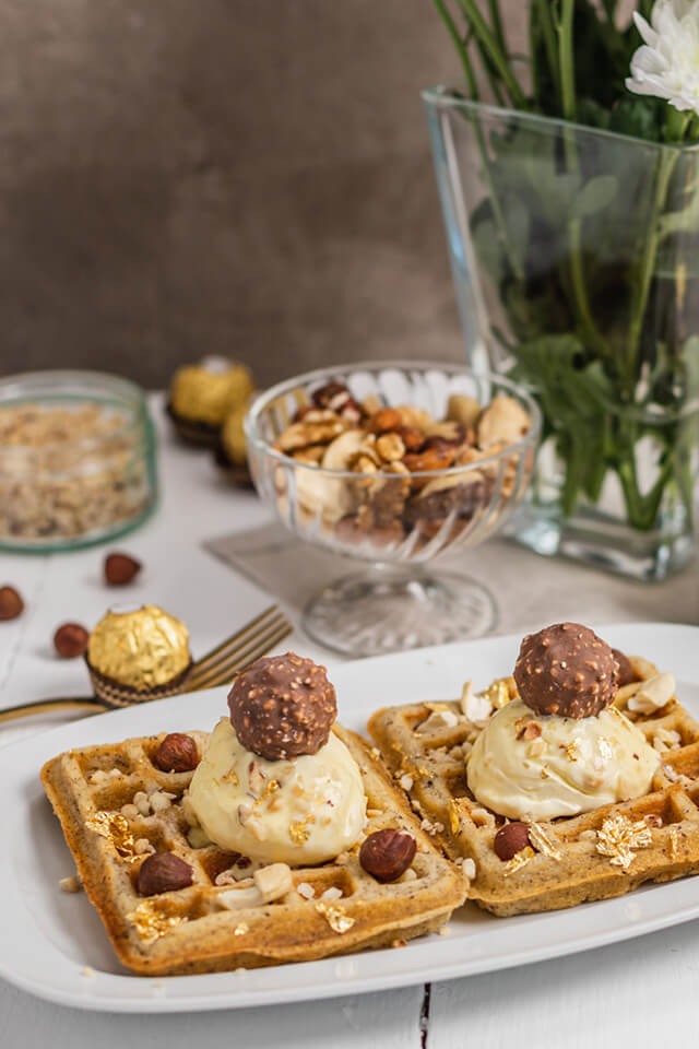 Nussige Waffeln mit Ferrero Rocher