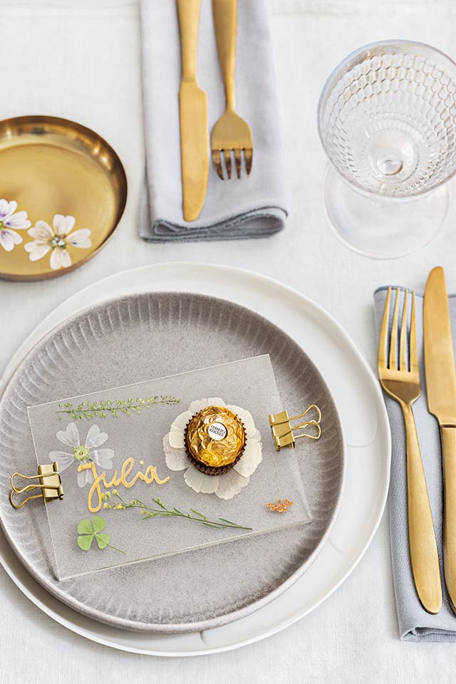 Platzkarte mit getrockneten Blumen