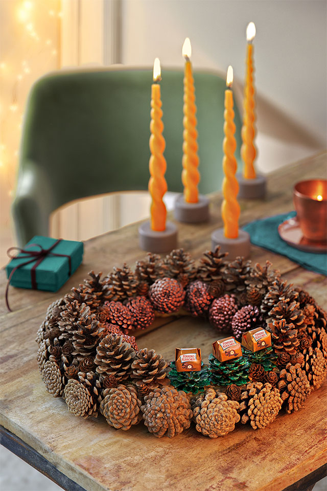 Adventskranz aus Mini-Zapfen Adventskranz aus Mini-Zapfen