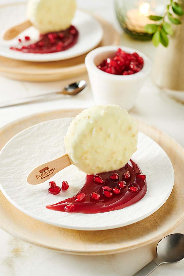 Raffaello Eis auf Granatapfel-Fruchtspiegel